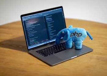 PHP Plush Elephant sur un Macbook Pro, avec PHP Storm qui tourne dessus.