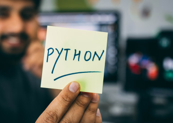 Développeur montrant une affiche sur laquelle est écrit "Python"