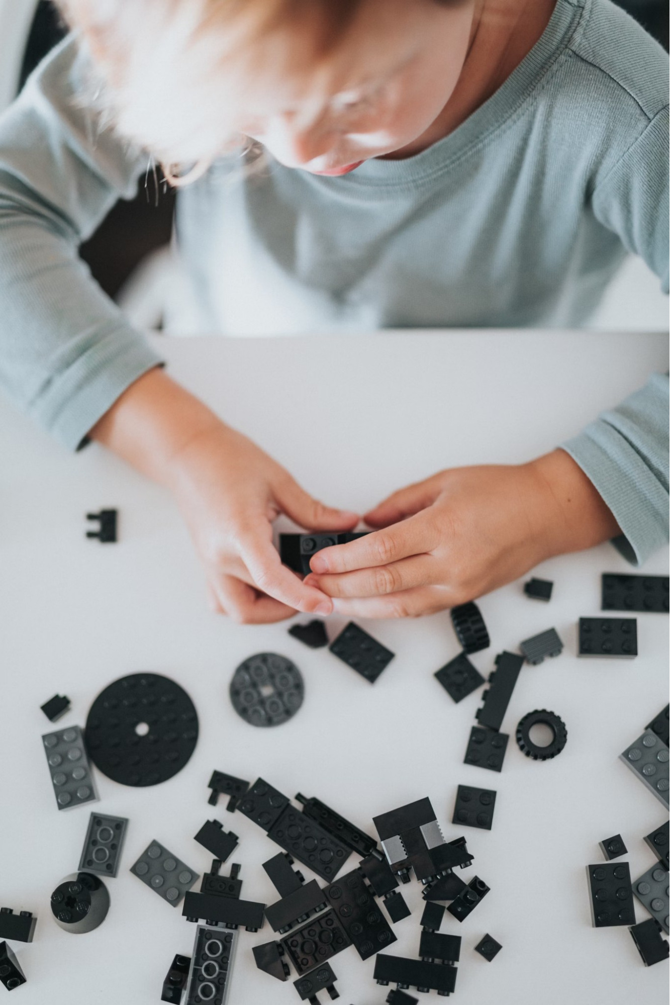 enfant avec des logos